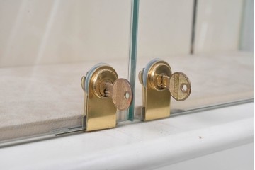 中古　特注品　白いフレームと猫脚が上品な照明付きガラスキャビネット　(R-090932)