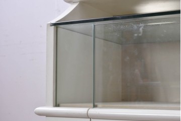 中古　特注品　白いフレームと猫脚が上品な照明付きガラスキャビネット　(R-090932)
