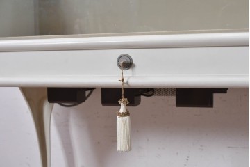 中古　特注品　白いフレームと猫脚が上品な照明付きガラスキャビネット　(R-090932)