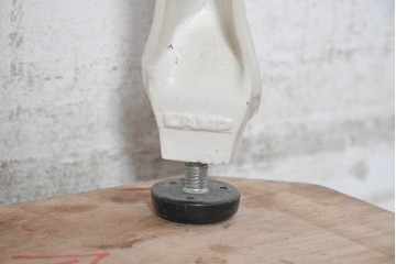 中古　特注品　白いフレームと猫脚が上品な照明付きガラスキャビネット　(R-090932)