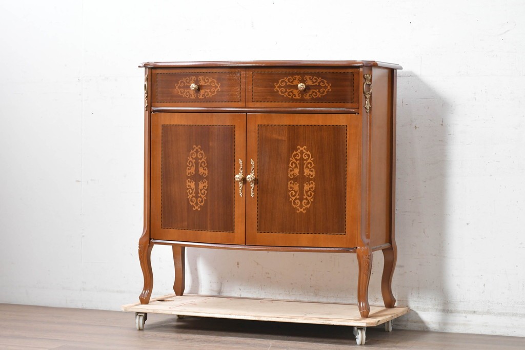 中古　美品　イタリア　象嵌と猫脚が優美なサイドボード　(R-090933)