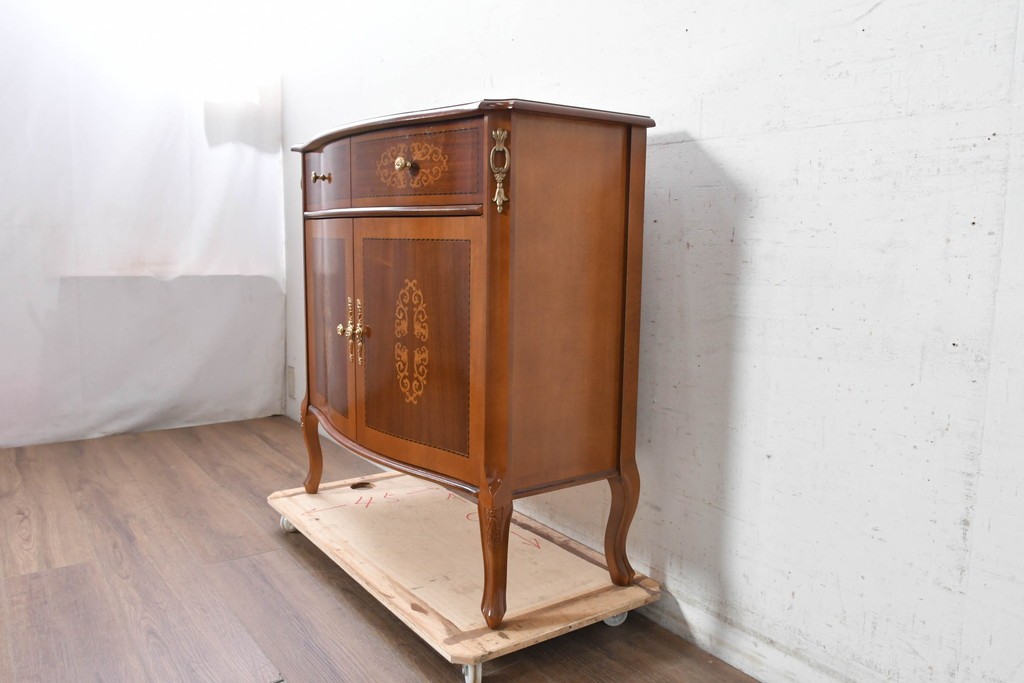 中古　美品　イタリア　象嵌と猫脚が優美なサイドボード　(R-090933)