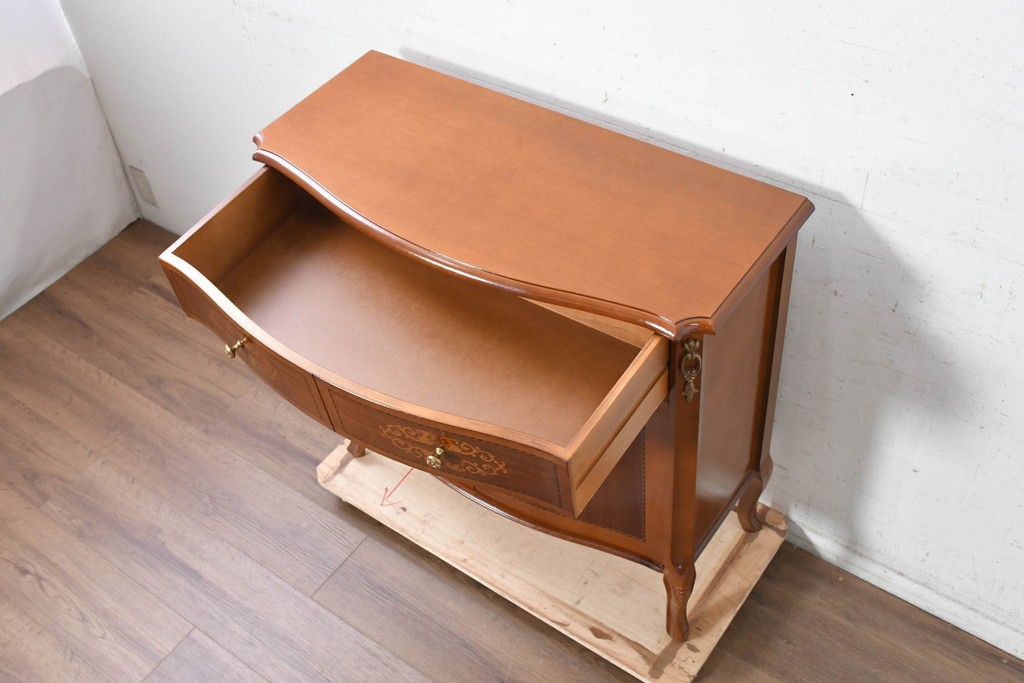 中古　美品　イタリア　象嵌と猫脚が優美なサイドボード　(R-090933)