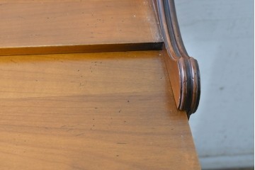 中古　美品　フランス　輸入家具　アンティーク調のシャッター扉付きライティングビューロー　定価推定約35万円　(R-090934)