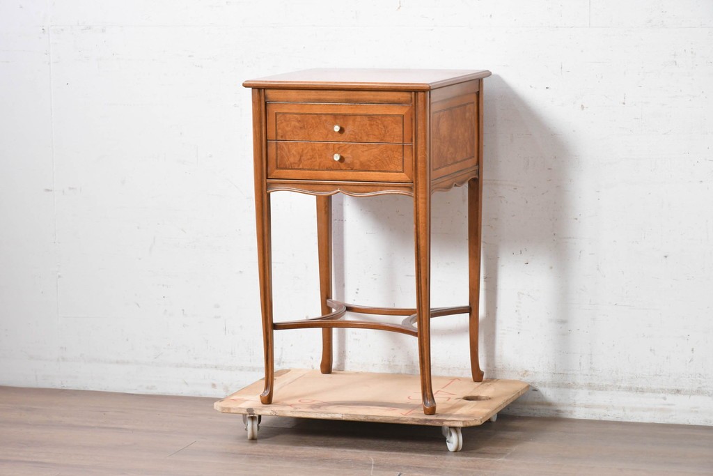 中古　美品　イタリア高級家具　メデア(Medea)　杢目が美しい引き出し付きサイドテーブル　(R-090935)
