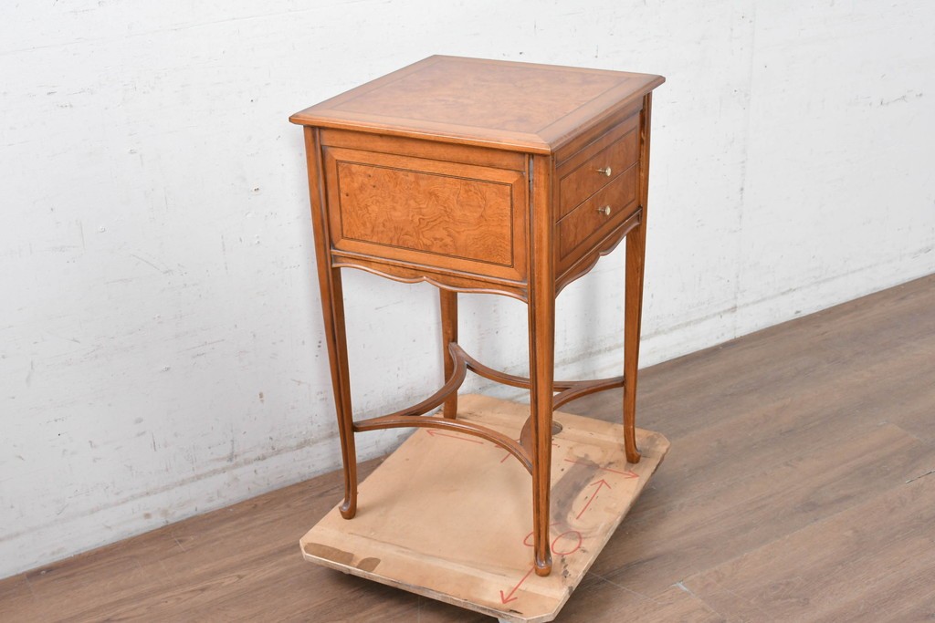 中古　美品　イタリア高級家具　メデア(Medea)　杢目が美しい引き出し付きサイドテーブル　(R-090935)