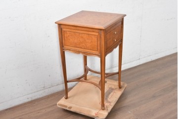 中古　美品　イタリア高級家具　メデア(Medea)　杢目が美しい引き出し付きサイドテーブル　(R-090935)