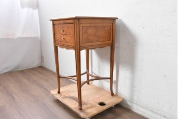 中古　美品　イタリア高級家具　メデア(Medea)　杢目が美しい引き出し付きサイドテーブル　(R-090935)