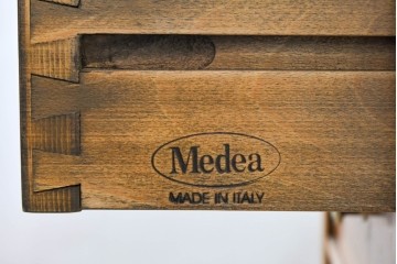 中古　美品　イタリア高級家具　メデア(Medea)　杢目が美しい引き出し付きサイドテーブル　(R-090935)