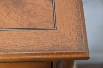 中古　美品　イタリア高級家具　メデア(Medea)　杢目が美しい引き出し付きサイドテーブル　(R-090935)