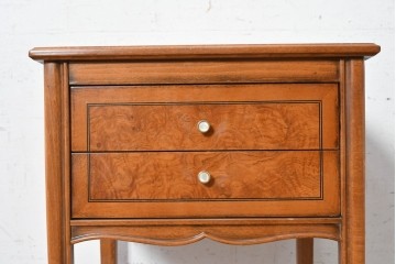 中古　美品　イタリア高級家具　メデア(Medea)　杢目が美しい引き出し付きサイドテーブル　(R-090935)