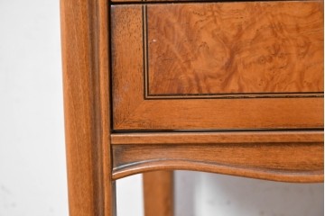 中古　美品　イタリア高級家具　メデア(Medea)　杢目が美しい引き出し付きサイドテーブル　(R-090935)