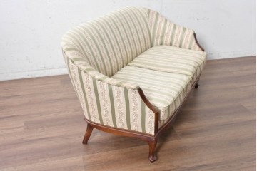 中古　神戸洋家具　メープル不二屋　クラシカルな佇まいの2人掛けソファ　(R-090938)