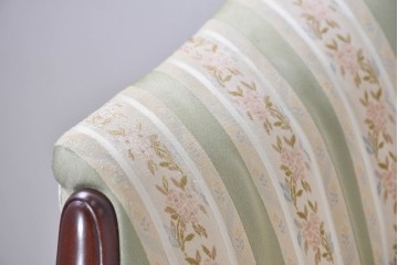 中古　神戸洋家具　メープル不二屋　クラシカルな佇まいの2人掛けソファ　(R-090938)