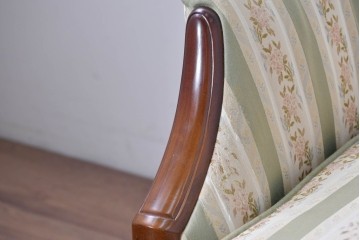 中古　神戸洋家具　メープル不二屋　クラシカルな佇まいの2人掛けソファ　(R-090938)
