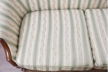 中古　神戸洋家具　メープル不二屋　クラシカルな佇まいの2人掛けソファ　(R-090938)