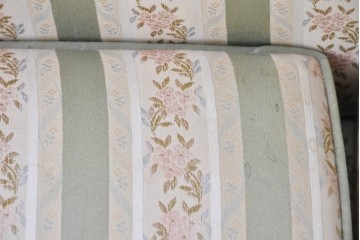 中古　神戸洋家具　メープル不二屋　クラシカルな佇まいの2人掛けソファ　(R-090938)