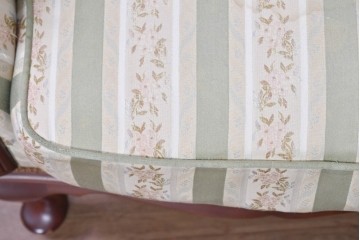 中古　神戸洋家具　メープル不二屋　クラシカルな佇まいの2人掛けソファ　(R-090938)