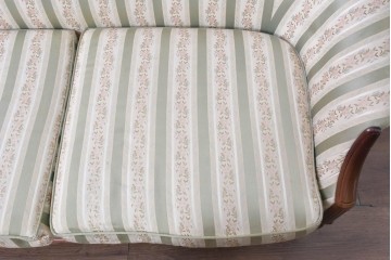 中古　神戸洋家具　メープル不二屋　クラシカルな佇まいの2人掛けソファ　(R-090938)