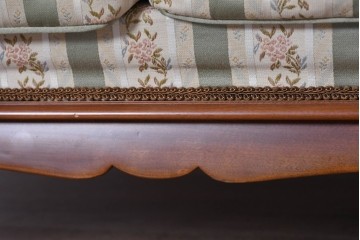 中古　神戸洋家具　メープル不二屋　クラシカルな佇まいの2人掛けソファ　(R-090938)