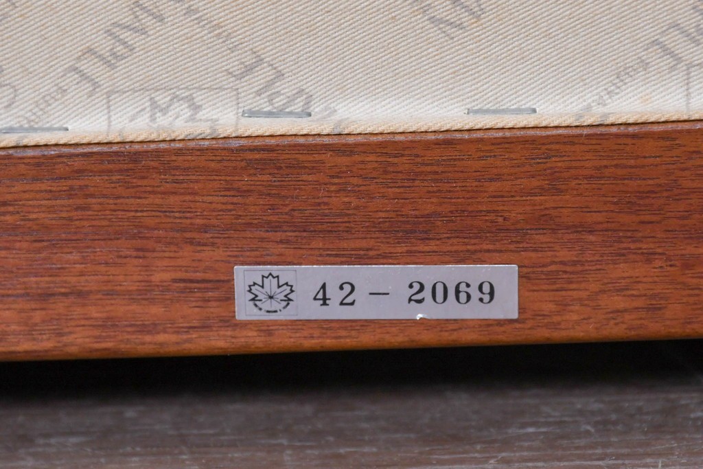 中古　神戸洋家具　メープル不二屋　クラシカルな佇まいの2人掛けソファ　(R-090938)