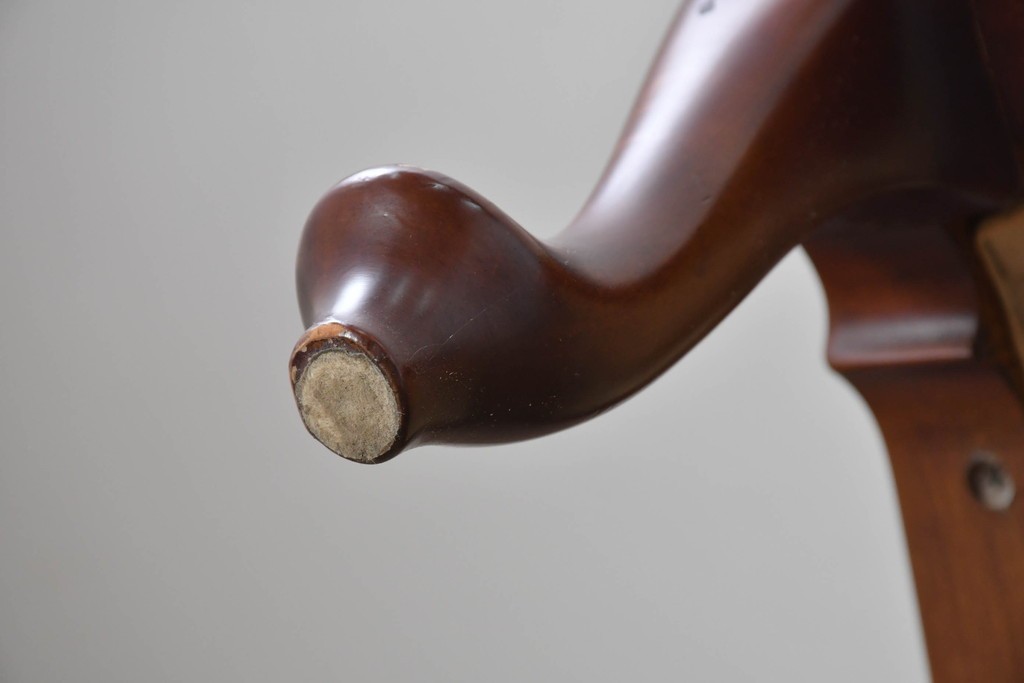 中古　神戸洋家具　メープル不二屋　クラシカルな佇まいの2人掛けソファ　(R-090938)