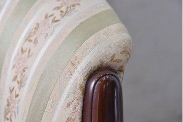 中古　神戸洋家具　メープル不二屋　花柄ストライプの張地が上品なラウンジチェア　(R-090939)