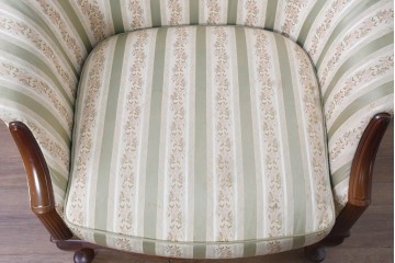 中古　神戸洋家具　メープル不二屋　花柄ストライプの張地が上品なラウンジチェア　(R-090939)