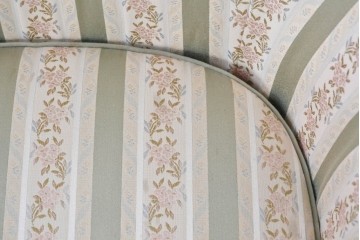中古　神戸洋家具　メープル不二屋　花柄ストライプの張地が上品なラウンジチェア　(R-090939)