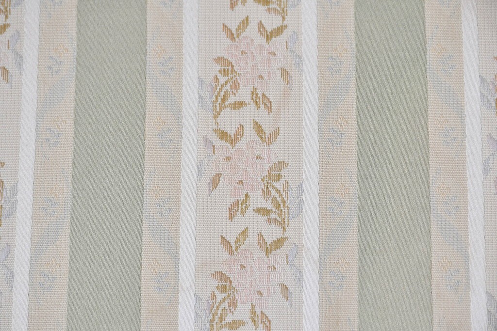 中古　神戸洋家具　メープル不二屋　花柄ストライプの張地が上品なラウンジチェア　(R-090939)