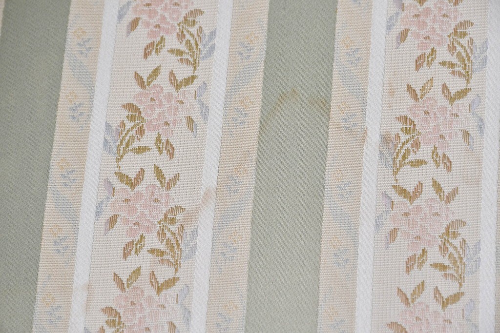 中古　神戸洋家具　メープル不二屋　花柄ストライプの張地が上品なラウンジチェア　(R-090939)