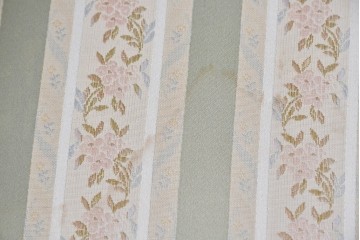 中古　神戸洋家具　メープル不二屋　花柄ストライプの張地が上品なラウンジチェア　(R-090939)