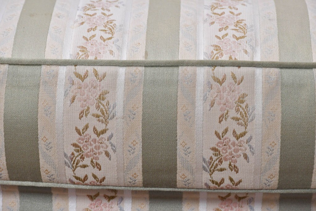 中古　神戸洋家具　メープル不二屋　花柄ストライプの張地が上品なラウンジチェア　(R-090939)