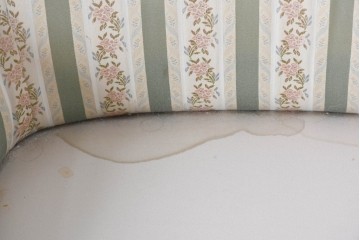 中古　神戸洋家具　メープル不二屋　花柄ストライプの張地が上品なラウンジチェア　(R-090939)
