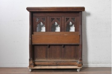 イギリスアンティーク　オーク材　アーチ状の透かし装飾が趣深いチャーチレクターン　(R-090942)