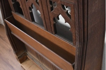 イギリスアンティーク　オーク材　アーチ状の透かし装飾が趣深いチャーチレクターン　(R-090942)