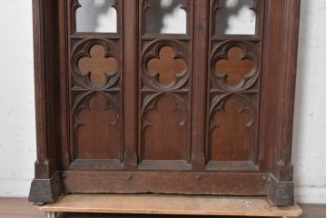 イギリスアンティーク　オーク材　アーチ状の透かし装飾が趣深いチャーチレクターン　(R-090942)