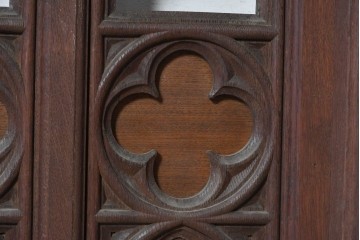 イギリスアンティーク　オーク材　アーチ状の透かし装飾が趣深いチャーチレクターン　(R-090942)