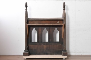 イギリスアンティーク　オーク材　アーチ状の透かしと彫刻装飾が特徴的なチャーチレクターン　(R-090943)