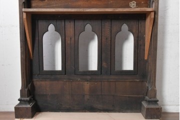 イギリスアンティーク　オーク材　アーチ状の透かしと彫刻装飾が特徴的なチャーチレクターン　(R-090943)