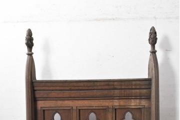 イギリスアンティーク　オーク材　アーチ状の透かしと彫刻装飾が特徴的なチャーチレクターン　(R-090943)