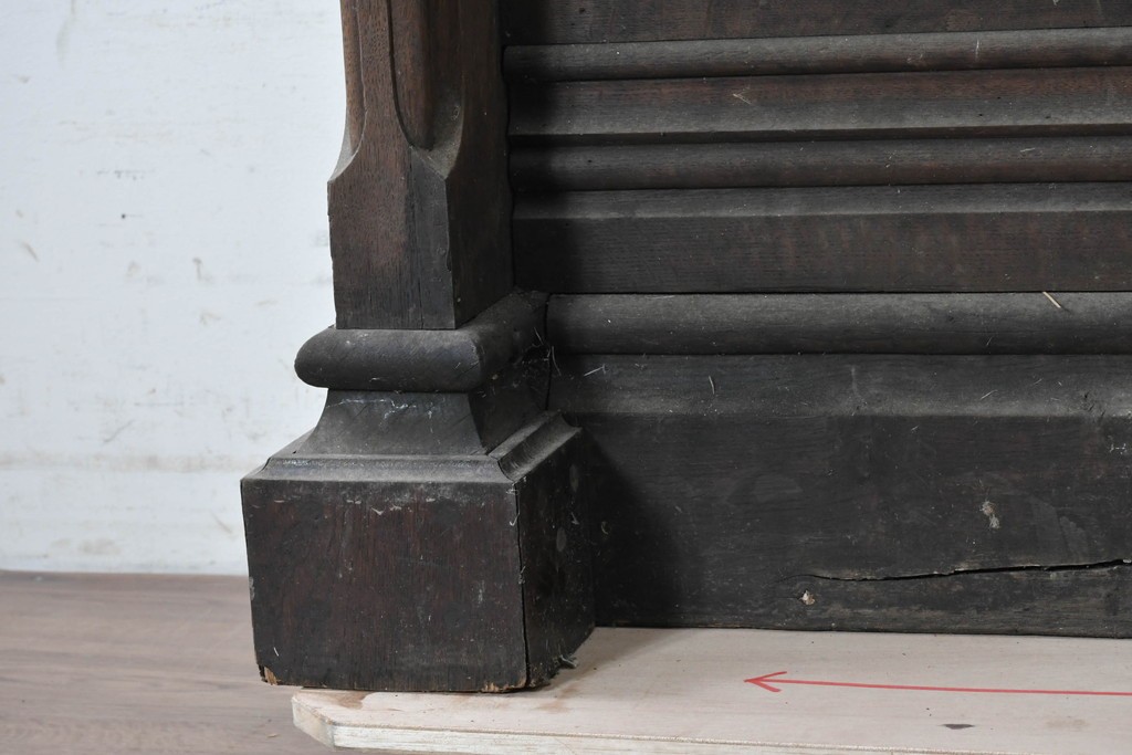 イギリスアンティーク　オーク材　アーチ状の透かしと彫刻装飾が特徴的なチャーチレクターン　(R-090943)