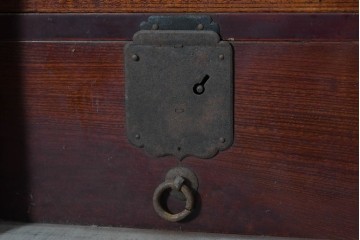 和製アンティーク　明治期　相馬箪笥　前面欅(ケヤキ)材　重厚な飾り金具と木目が魅力の重ね箪笥　(R-090947)