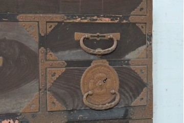 和製アンティーク　明治期　相馬箪笥　前面欅(ケヤキ)材　重厚な飾り金具と木目が魅力の重ね箪笥　(R-090947)