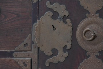 和製アンティーク　明治期　相馬箪笥　前面欅(ケヤキ)材　重厚な飾り金具と木目が魅力の重ね箪笥　(R-090947)