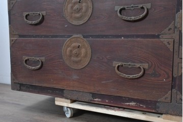 和製アンティーク　明治期　相馬箪笥　前面欅(ケヤキ)材　重厚な飾り金具と木目が魅力の重ね箪笥　(R-090947)