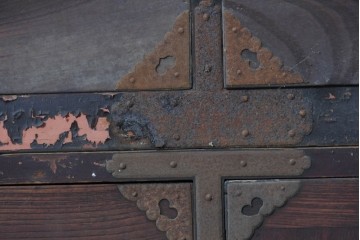 和製アンティーク　明治期　相馬箪笥　前面欅(ケヤキ)材　重厚な飾り金具と木目が魅力の重ね箪笥　(R-090947)