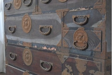 和製アンティーク　明治期　相馬箪笥　前面欅(ケヤキ)材　重厚な飾り金具と木目が魅力の重ね箪笥　(R-090947)