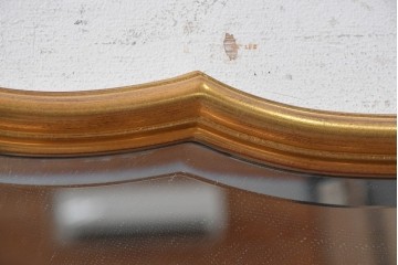 中古　ベルギー製　ロココ調　シェルモチーフが華やかなゴールドカラーのウォールミラー　(R-090948)