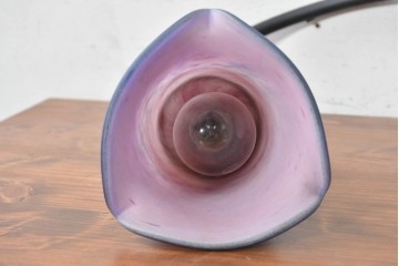 中古　アンティーク調　葡萄モチーフと淡い色合いのガラスシェードが美しいテーブルランプ　(R-090949)